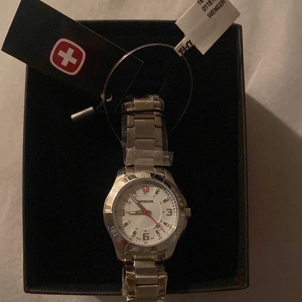 BRAND NEW WENGER WATCH ⭐️